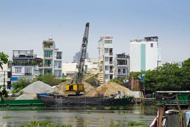 Yerel halk, Vietnam 'ın Ho Chi Min şehrinin banliyösünde yaşıyor.