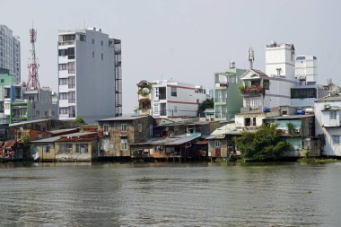 Yerel halk, Vietnam 'ın Ho Chi Min şehrinin banliyösünde yaşıyor.