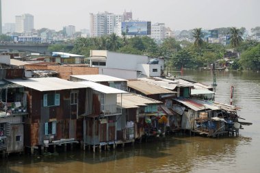 Yerel halk, Vietnam 'ın Ho Chi Min şehrinin banliyösünde yaşıyor.