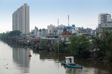 Yerel halk, Vietnam 'ın Ho Chi Min şehrinin banliyösünde yaşıyor.