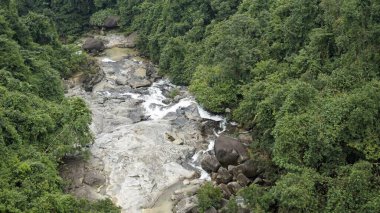 Bana tepelerindeki şelale Vietnam 'ın yukarısından