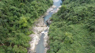 Bana tepelerindeki şelale Vietnam 'ın yukarısından