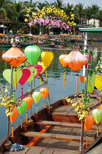 Типичные Красочные Лодки Фонаря Реке Тху Бон Хой — стоковое фото