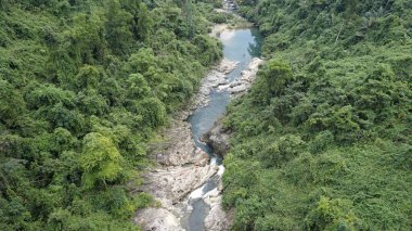 Bana tepelerindeki şelale Vietnam 'ın yukarısından