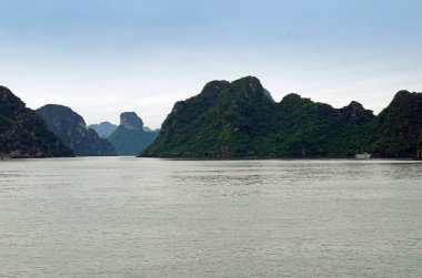 Vietnam 'daki Halong Körfezi adaları 