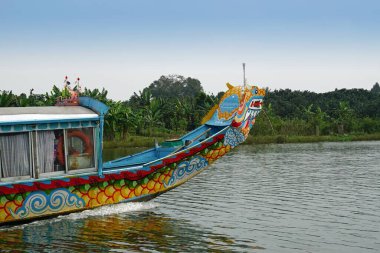 Vietnam 'daki parfüm nehrinin nehir kıyısında.