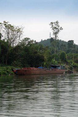 Vietnam 'daki parfüm nehrinin nehir kıyısında.