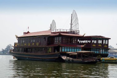 Ho Chi Minh şehrinde Nha Ben Nehri 'nde gemiler