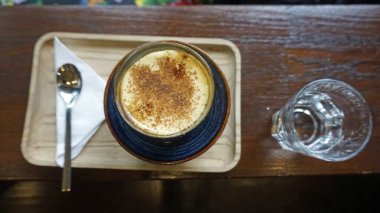 Vietnam 'dan gelen yumurtalı kahve küçük bir masada.