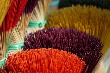 Vietnam 'da renkli tütsü üreten fabrika