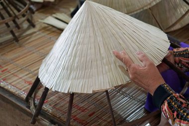 Vietnam 'da geleneksel Vietnam bambu kulübelerinin üretimi