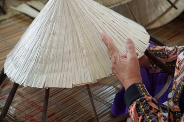 Vietnam 'da geleneksel Vietnam bambu kulübelerinin üretimi