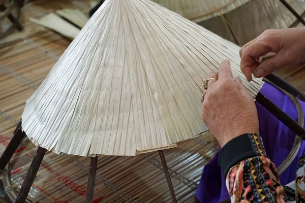 Vietnam 'da geleneksel Vietnam bambu kulübelerinin üretimi