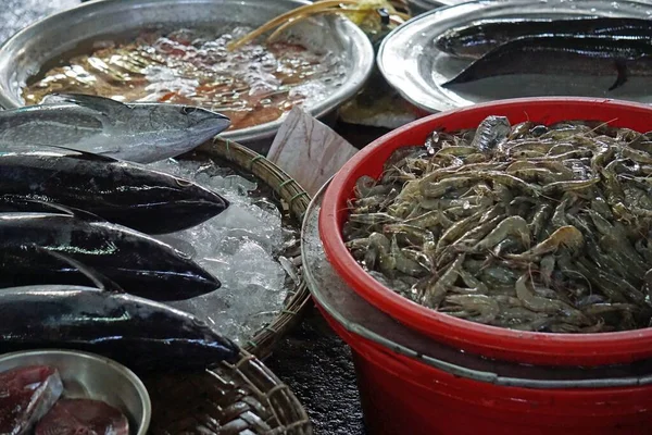 Πολύχρωμη Τοπική Αγορά Τροφίμων Απόχρωση Στο Βιετνάμ — Φωτογραφία Αρχείου