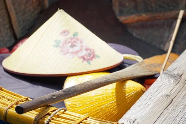 Traditional Vietnames Bamboo Hat Traditional Bamboo Boat — Stock Photo, Image