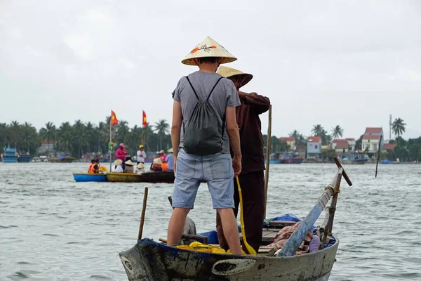 Evropští Turisté Učí Tradiční Vietnamské Sítě Rybolovu — Stock fotografie