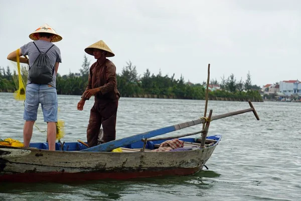 Evropští Turisté Učí Tradiční Vietnamské Sítě Rybolovu — Stock fotografie