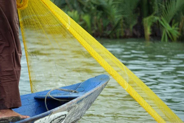 Pêcheur Vietnamien Sur Petit Bateau Pêche Avec Filet Pêche — Photo