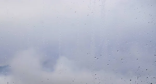 Wasser Tropft Vor Grauem Himmel Auf Ein Fenster — Stockfoto