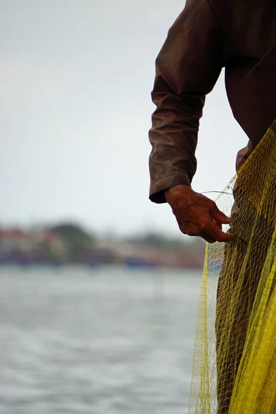 Vietnamský Rybář Malé Lodi Rybaření Rybářskou Sítí — Stock fotografie
