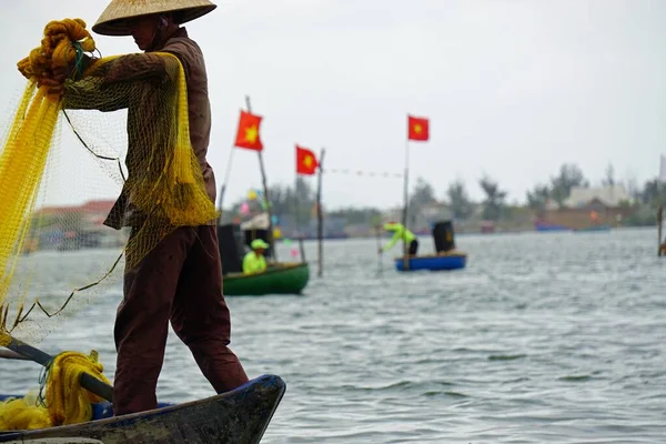 Pescador Vietnamita Pequena Pesca Barco Com Rede Pesca — Fotografia de Stock