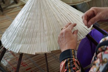 Vietnam 'da geleneksel Vietnam bambu kulübelerinin üretimi