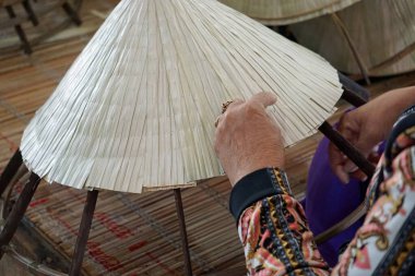 Vietnam 'da geleneksel Vietnam bambu kulübelerinin üretimi