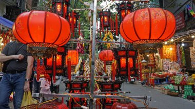 Hanoi Vietnam sokaklarını süsleyen renkli fenerler.