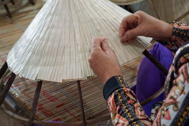 Vietnam 'da geleneksel Vietnam bambu kulübelerinin üretimi