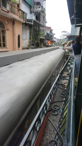 Tren Que Cruza Famosa Calle Del Tren Hanói Vietnam —  Fotos de Stock