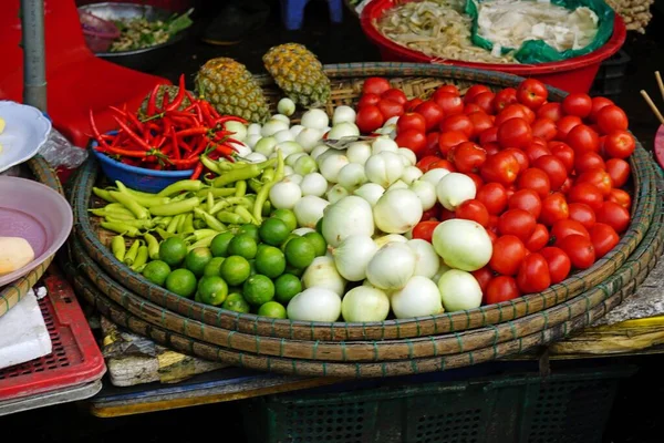 越南色彩艳丽的地方食品市场 — 图库照片