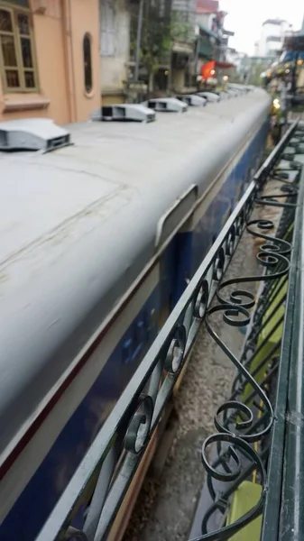 Trem Cruzando Famosa Rua Ferroviária Hanoi Vietnam — Fotografia de Stock