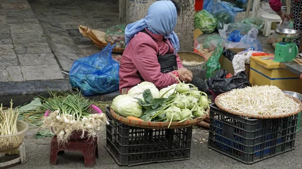 ベトナムのハノイのストリートマーケットシーン — ストック写真