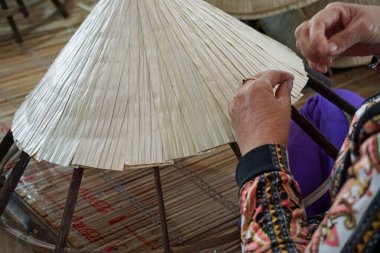Vietnam 'da geleneksel Vietnam bambu kulübelerinin üretimi