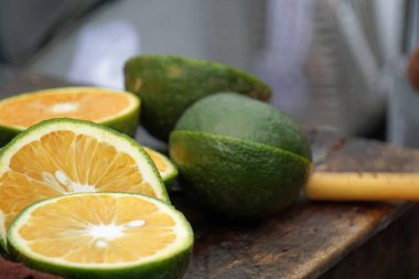 Marketten taze ekşi limonlar.