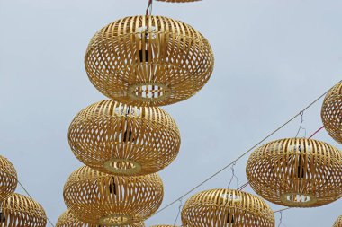 Gökyüzünde renkli geleneksel Vietnam bambu fenerleri