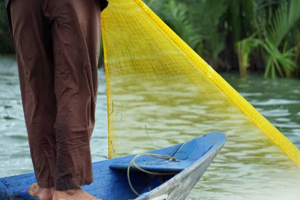 Вьетнамский Рыбак Маленькой Лодке Рыбалка Рыболовной Сетью — стоковое фото