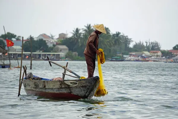 Vietnamský Rybář Malé Lodi Rybaření Rybářskou Sítí — Stock fotografie