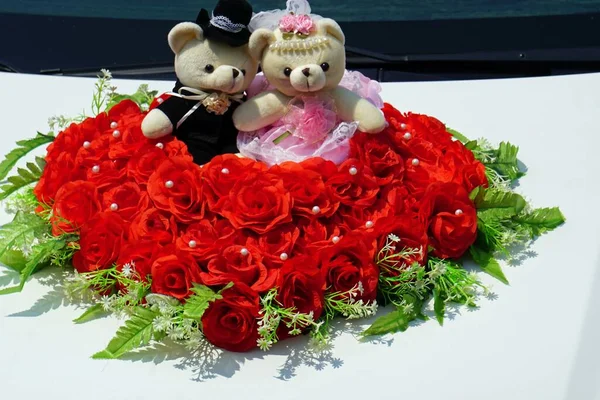 결혼용 자동차 장식으로 귀여운 동물들을 박제하는 — 스톡 사진