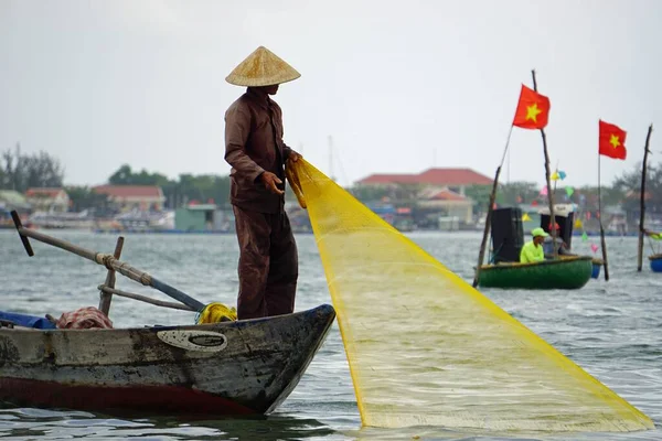 Vietnamesisk Fiskare Småbåtsfiske Med Fisknät — Stockfoto