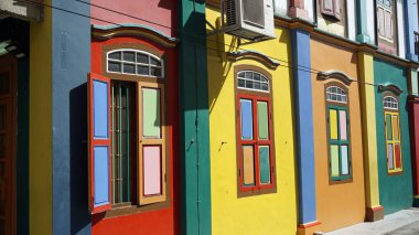 Singapur 'da renkli eski ahşap pencere panjurları