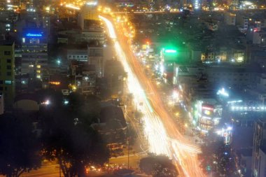 Gece Ho Chi Minh şehrinde trafik ışıkları