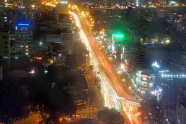 Gece Ho Chi Minh şehrinde trafik ışıkları