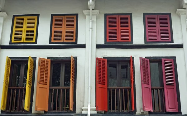 Singapur 'da renkli eski ahşap pencere panjurları