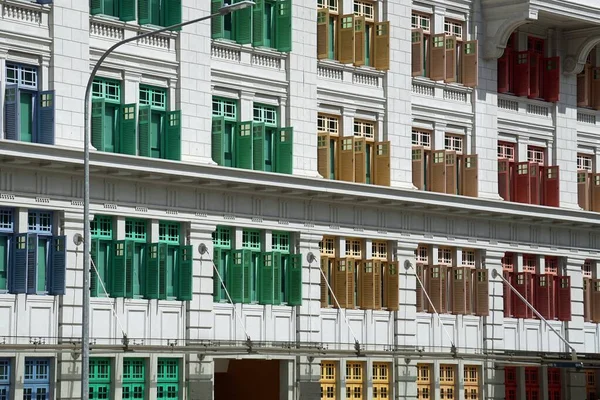 Singapur 'da renkli eski ahşap pencere panjurları