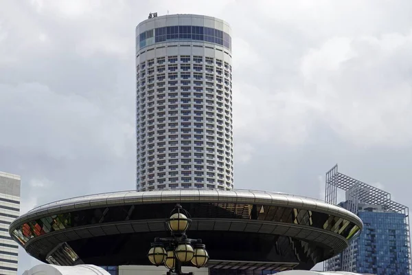 シンガポール市内中心部にある巨大なオフィスビルは — ストック写真
