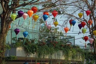 Da Nang sokaklarında renkli fenerler
