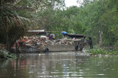 Güney Vietnam 'da nehir kıyısında yaşam var.
