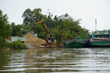 Vietnam 'da Can Tho' da bir nehirde inşaat alanı