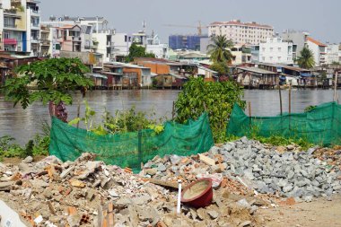 Yerel halk, Vietnam 'ın Ho Chi Min şehrinin banliyösünde yaşıyor.